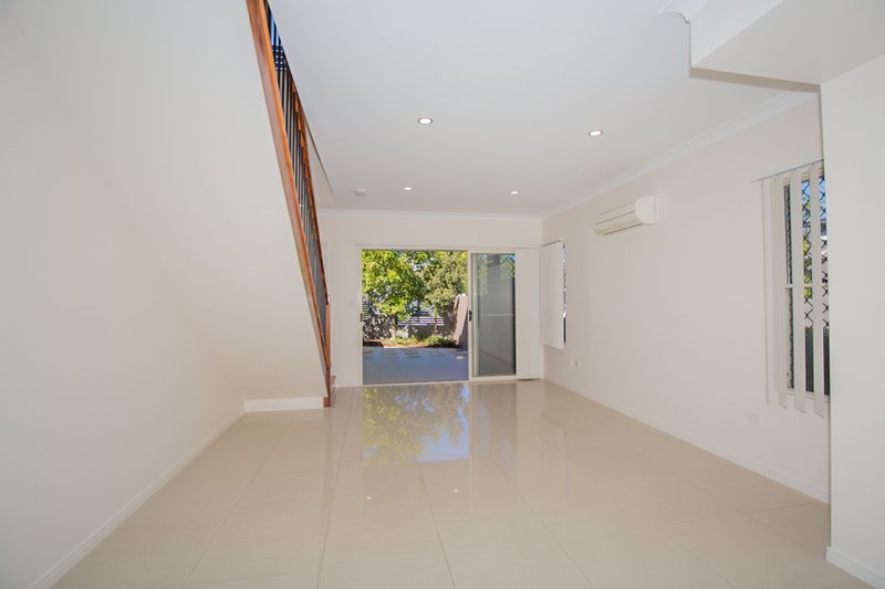 Photo - 2/52 Helles Street, Moorooka QLD 4105 - Image 3