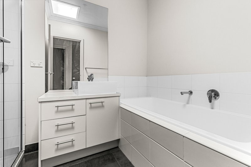 Photo - 25/27 Turva Avenue, Tarneit VIC 3029 - Image 6