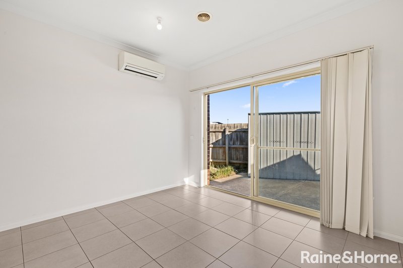 Photo - 2/54 Pearl Drive, Craigieburn VIC 3064 - Image 5