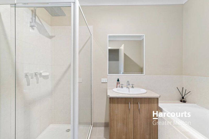 Photo - 2/55 Mcburnie Drive, Kurunjang VIC 3337 - Image 11