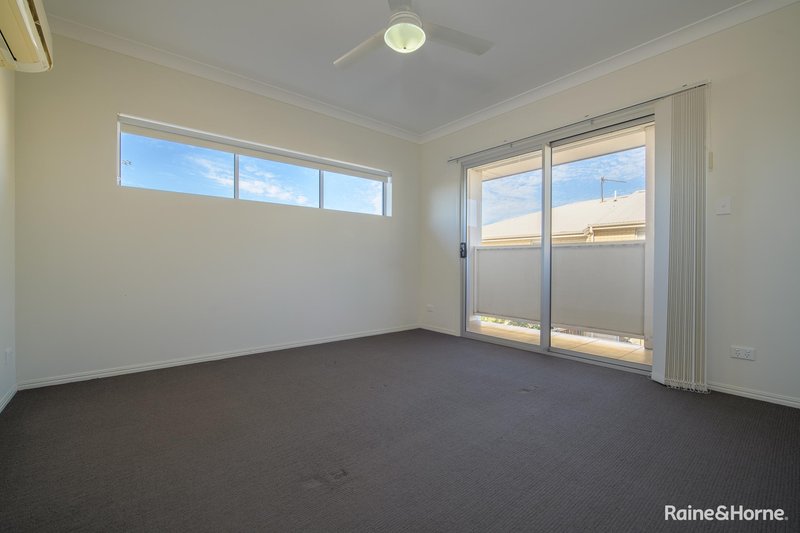 Photo - 2/55 Toolooa Street, South Gladstone QLD 4680 - Image 7