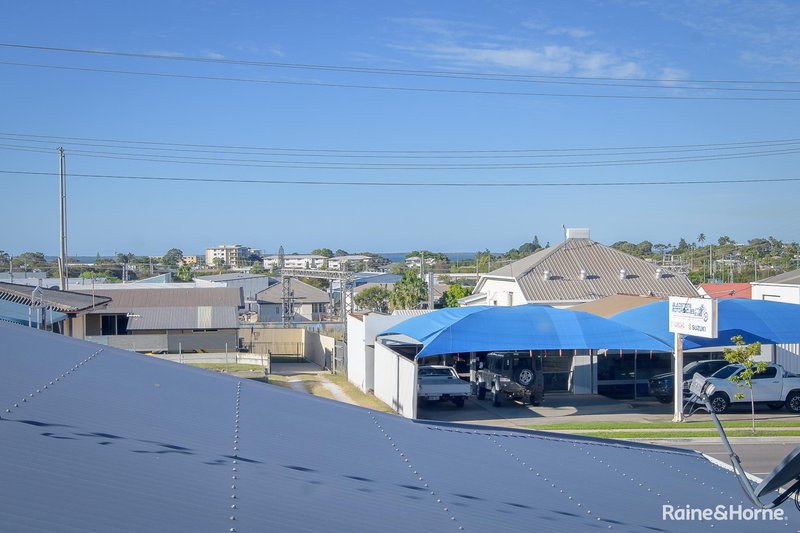 Photo - 2/55 Toolooa Street, South Gladstone QLD 4680 - Image 11