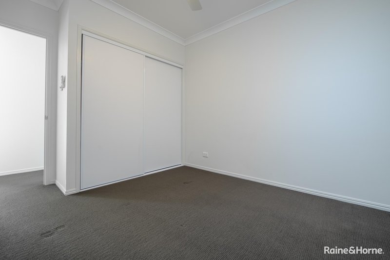 Photo - 2/55 Toolooa Street, South Gladstone QLD 4680 - Image 13