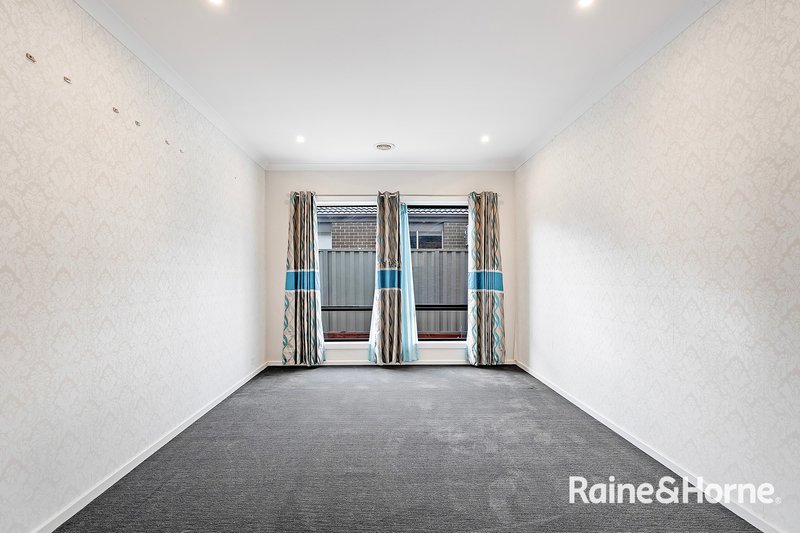 Photo - 256 Casey Fields Boulevard, Cranbourne East VIC 3977 - Image 5