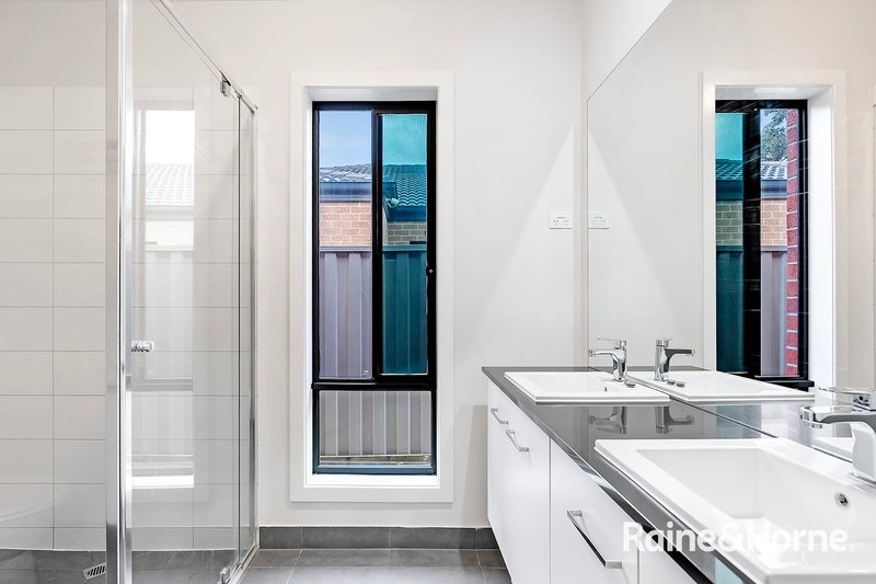 Photo - 256 Casey Fields Boulevard, Cranbourne East VIC 3977 - Image 7
