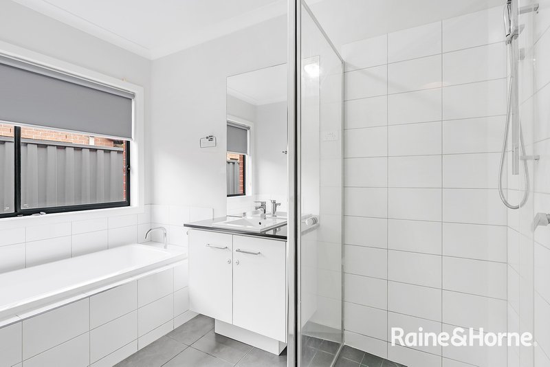 Photo - 256 Casey Fields Boulevard, Cranbourne East VIC 3977 - Image 9