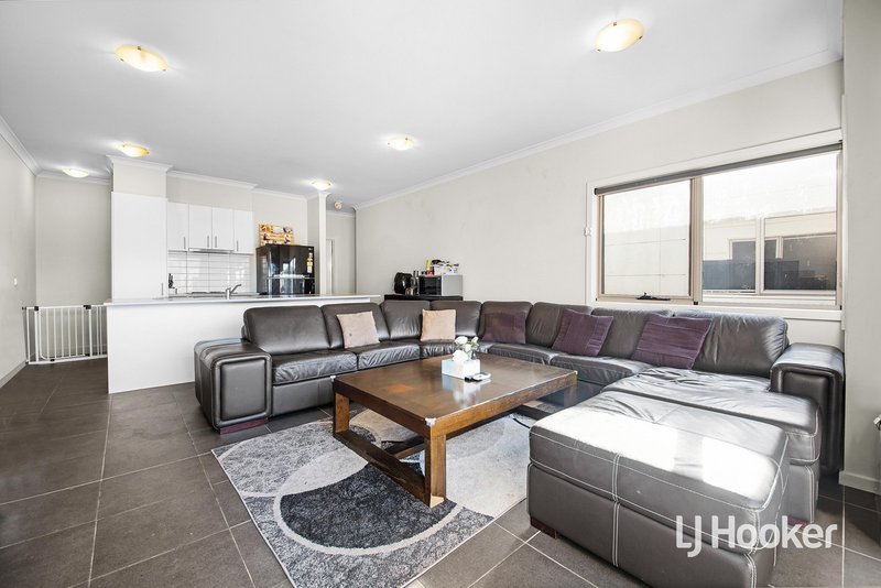 Photo - 25/64 Escapade Boulevard, Craigieburn VIC 3064 - Image 12