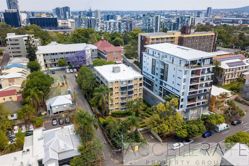 Photo - 2/574 Boundary Street, Spring Hill QLD 4000 - Image 1