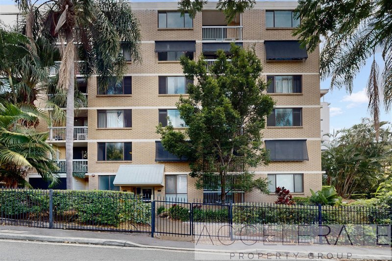 Photo - 2/574 Boundary Street, Spring Hill QLD 4000 - Image 2