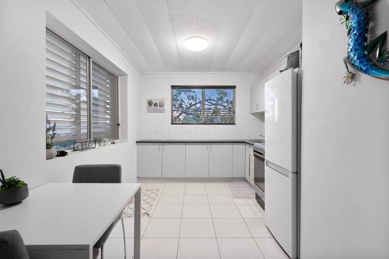 Photo - 2/58 Crest Street, Mount Gravatt East QLD 4122 - Image 2