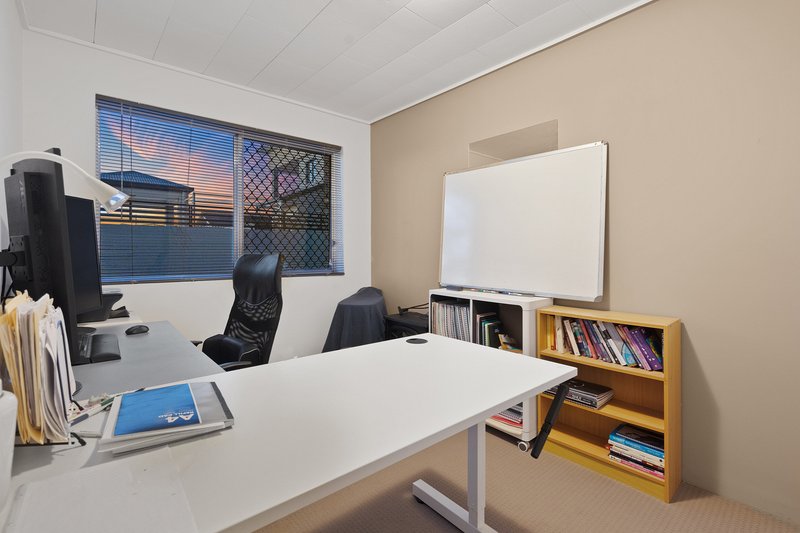 Photo - 2/58 Crest Street, Mount Gravatt East QLD 4122 - Image 5