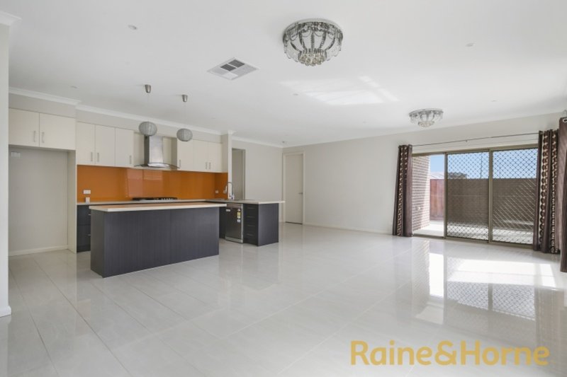 Photo - 26 Annecy Blvd , Plumpton VIC 3335 - Image 4