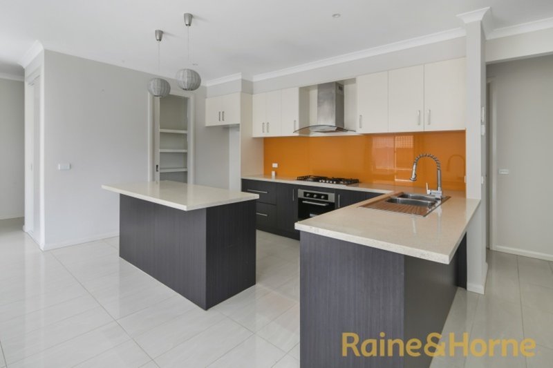 Photo - 26 Annecy Blvd , Plumpton VIC 3335 - Image 6