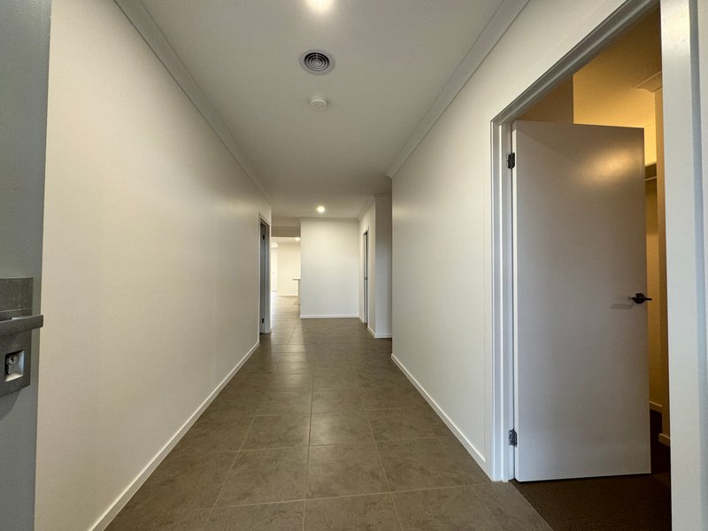 Photo - 26 Auburn Crescent, Bacchus Marsh VIC 3340 - Image 3