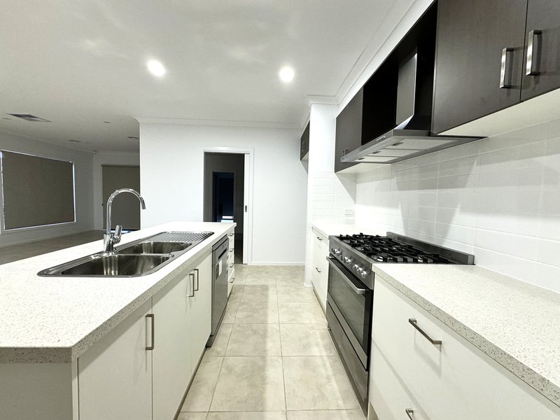 Photo - 26 Auburn Crescent, Bacchus Marsh VIC 3340 - Image 4