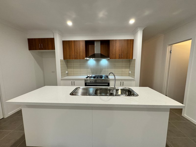 Photo - 26 Auburn Crescent, Bacchus Marsh VIC 3340 - Image 6