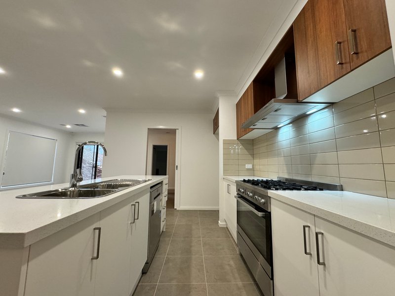 Photo - 26 Auburn Crescent, Bacchus Marsh VIC 3340 - Image 10