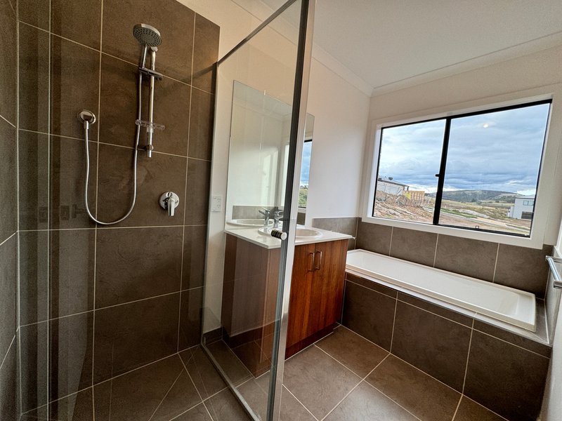 Photo - 26 Auburn Crescent, Bacchus Marsh VIC 3340 - Image 11