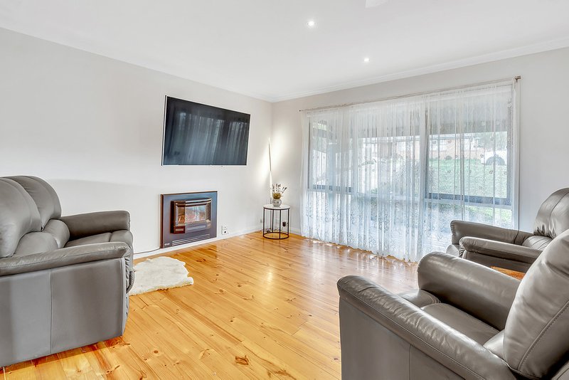 Photo - 26 Axminster Drive, Craigieburn VIC 3064 - Image 5