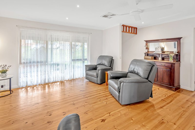 Photo - 26 Axminster Drive, Craigieburn VIC 3064 - Image 7