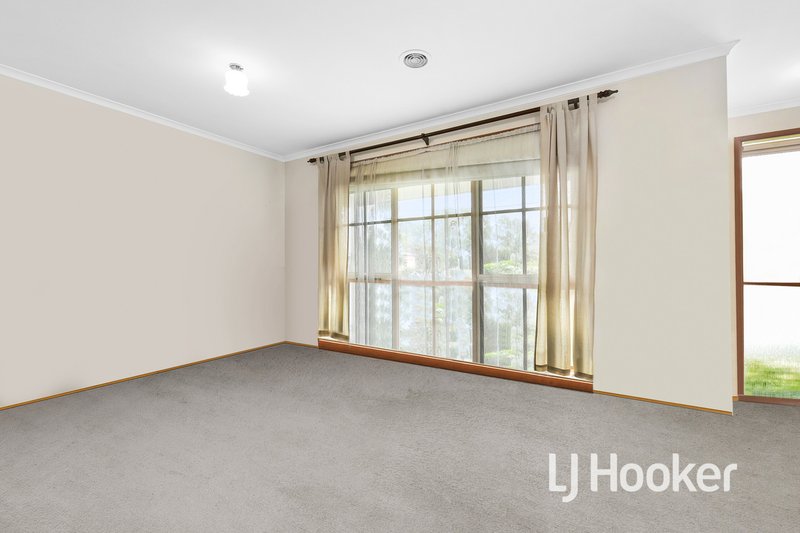 Photo - 26 Benambra Way, Hampton Park VIC 3976 - Image 3