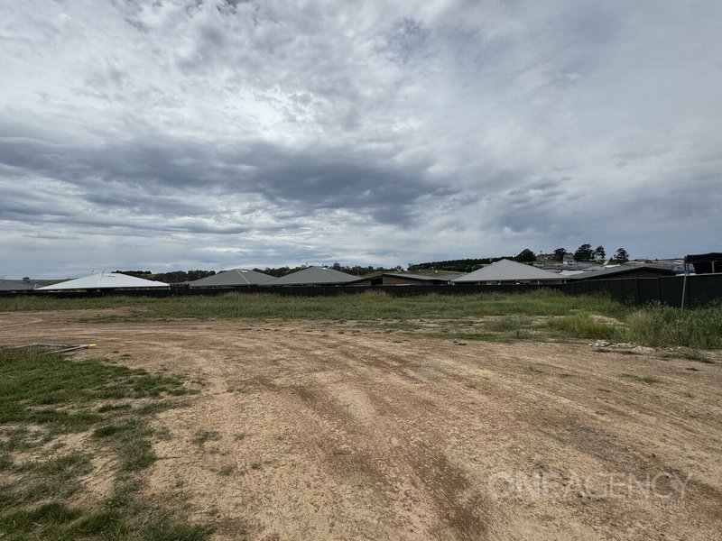 Photo - 26 Bonneville Boulevard, Goulburn NSW 2580 - Image 1