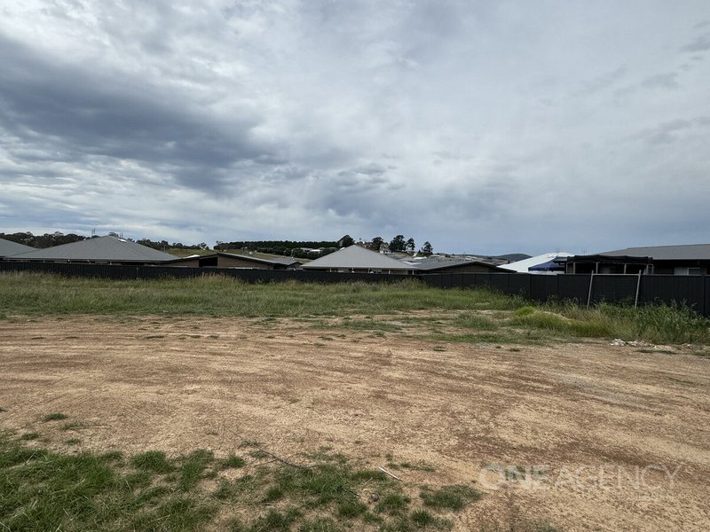 Photo - 26 Bonneville Boulevard, Goulburn NSW 2580 - Image 3