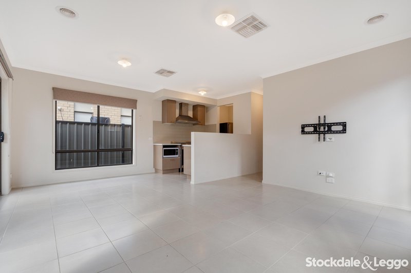 Photo - 26 Bradshaw Avenue, Craigieburn VIC 3064 - Image 4