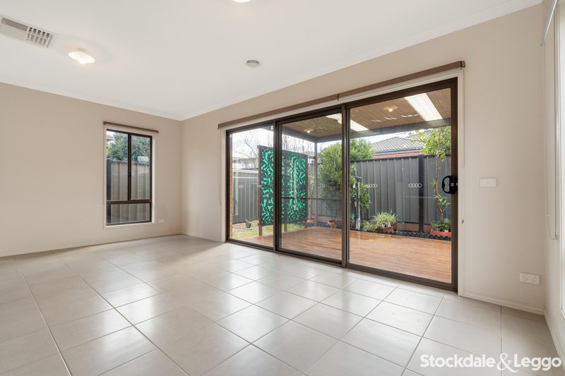Photo - 26 Bradshaw Avenue, Craigieburn VIC 3064 - Image 5