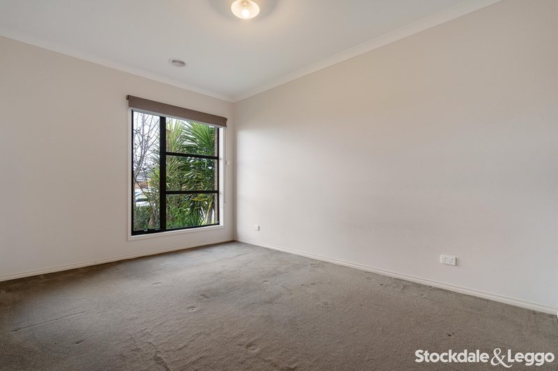 Photo - 26 Bradshaw Avenue, Craigieburn VIC 3064 - Image 6