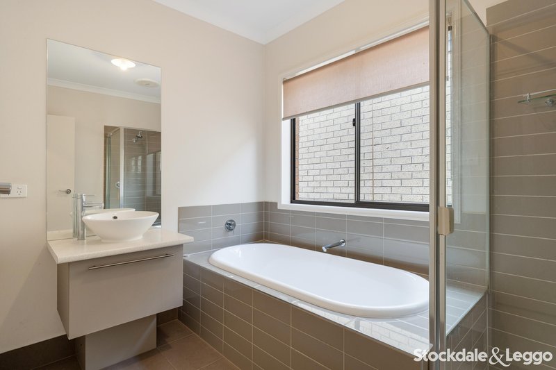 Photo - 26 Bradshaw Avenue, Craigieburn VIC 3064 - Image 8
