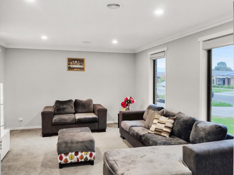 Photo - 26 Bronzewing Street, Pakenham VIC 3810 - Image 7