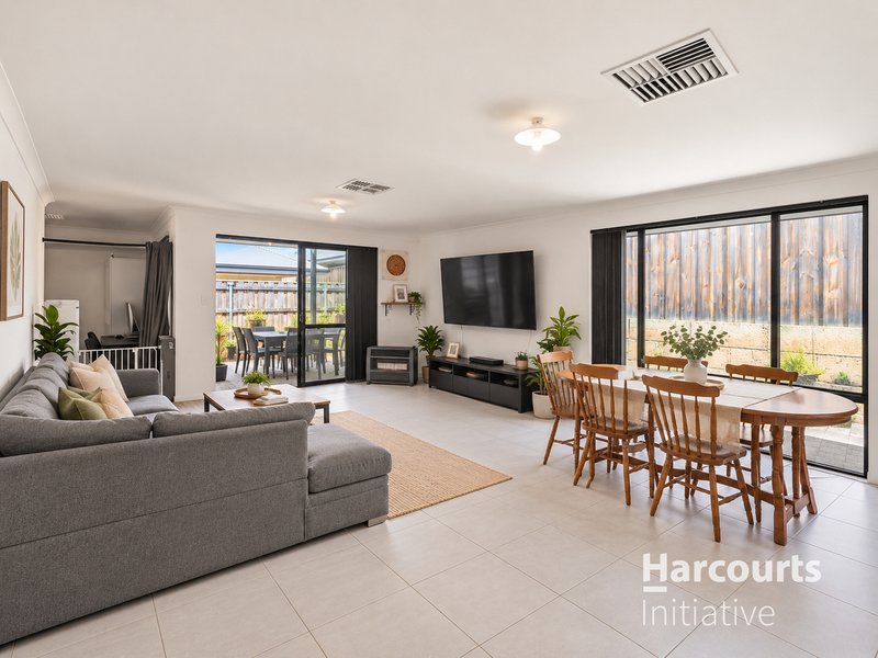 Photo - 26 Bulloo Loop, Ellenbrook WA 6069 - Image 8
