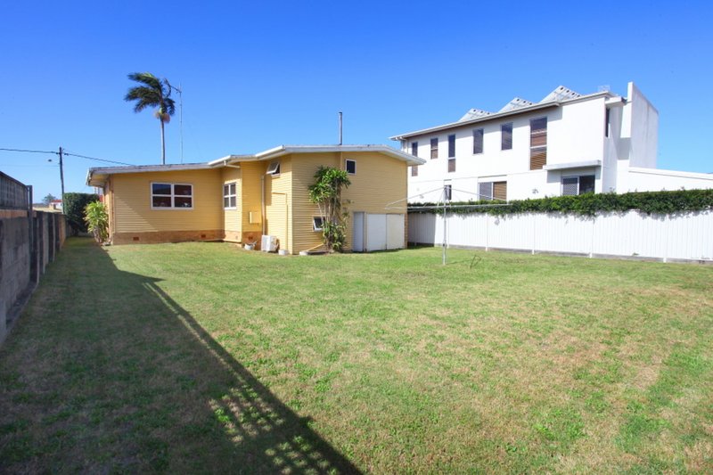 Photo - 26 Burrows Street, Biggera Waters QLD 4216 - Image 9