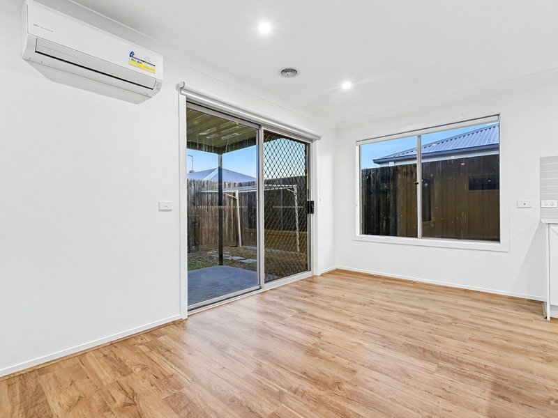 Photo - 26 Cabernet Way, Pakenham VIC 3810 - Image 3