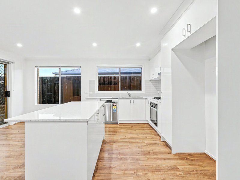 Photo - 26 Cabernet Way, Pakenham VIC 3810 - Image 4