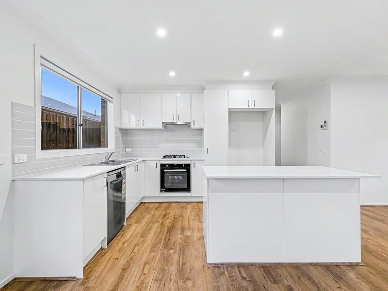 Photo - 26 Cabernet Way, Pakenham VIC 3810 - Image 5