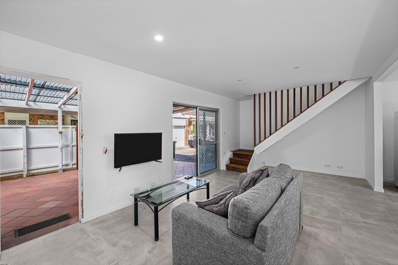 Photo - 2/6 Christina Court, Mermaid Waters QLD 4218 - Image 4