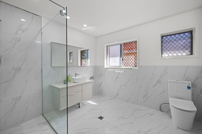 Photo - 2/6 Christina Court, Mermaid Waters QLD 4218 - Image 5