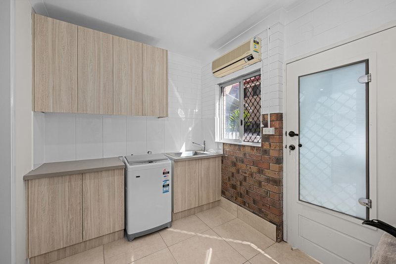 Photo - 2/6 Christina Court, Mermaid Waters QLD 4218 - Image 11
