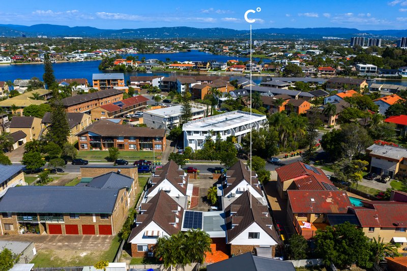 Photo - 2/6 Christina Court, Mermaid Waters QLD 4218 - Image 13