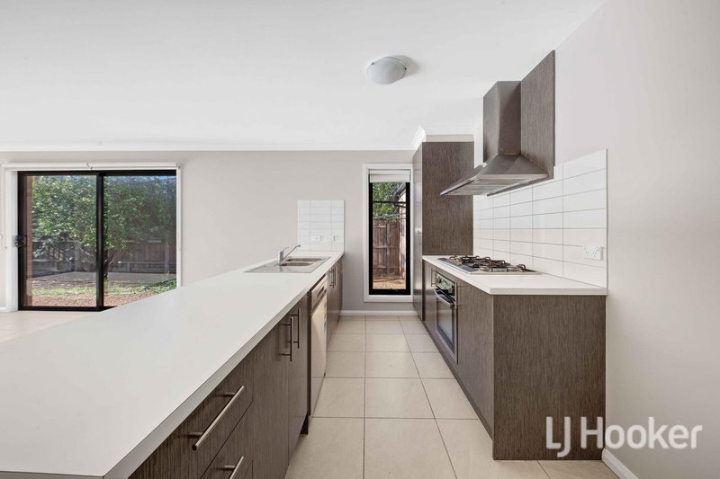 Photo - 26 Clement Way, Melton South VIC 3338 - Image 5