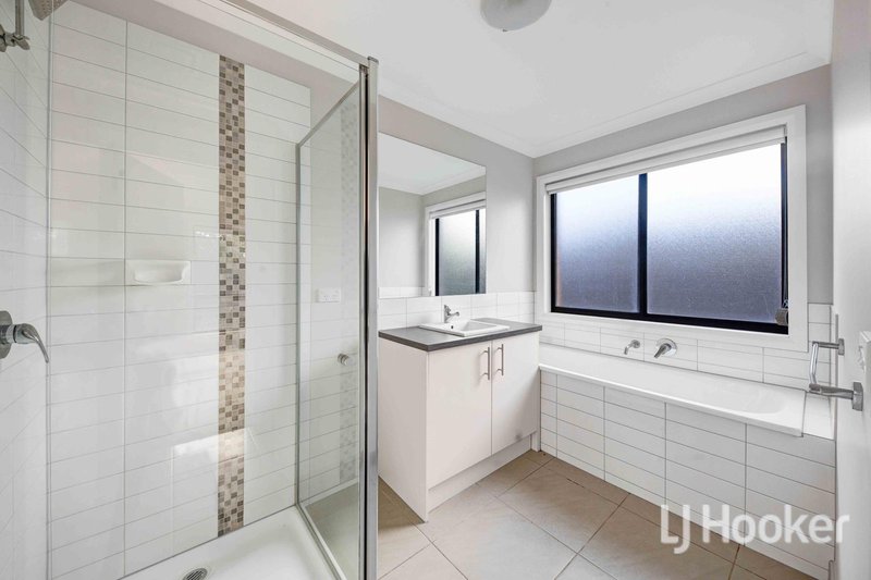 Photo - 26 Clement Way, Melton South VIC 3338 - Image 9