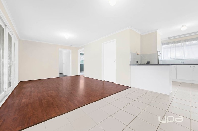 Photo - 26 Currunghi Court, St Albans VIC 3021 - Image 3