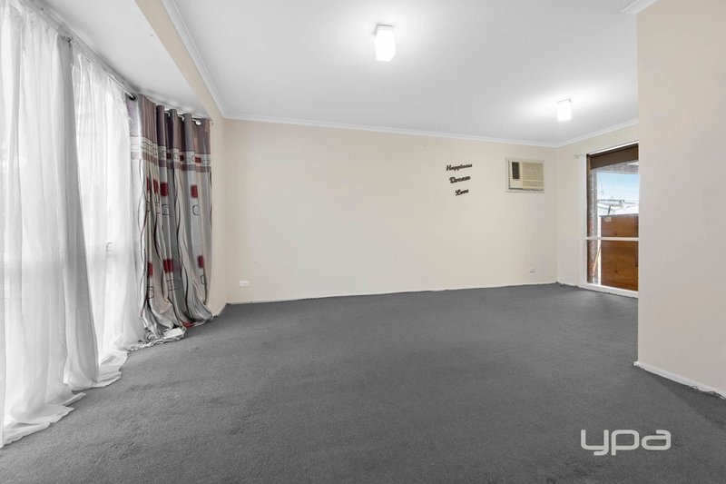 Photo - 26 Currunghi Court, St Albans VIC 3021 - Image 2