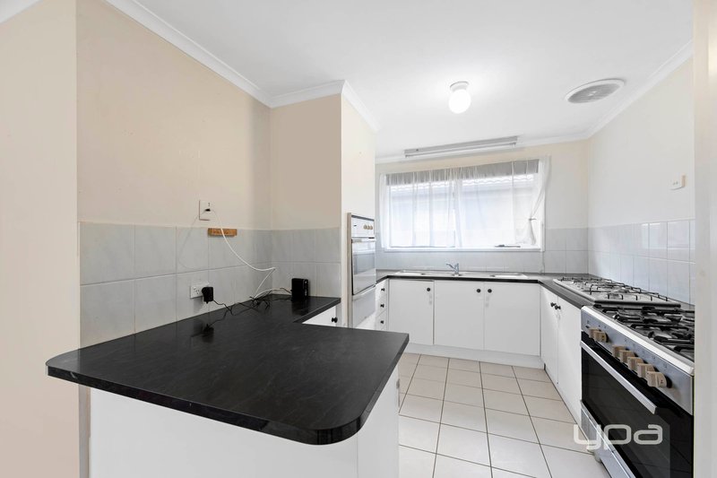 Photo - 26 Currunghi Court, St Albans VIC 3021 - Image 4