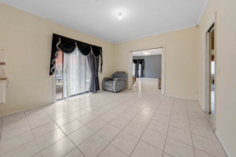 Photo - 26 Dandarriga Way, Delahey VIC 3037 - Image 7