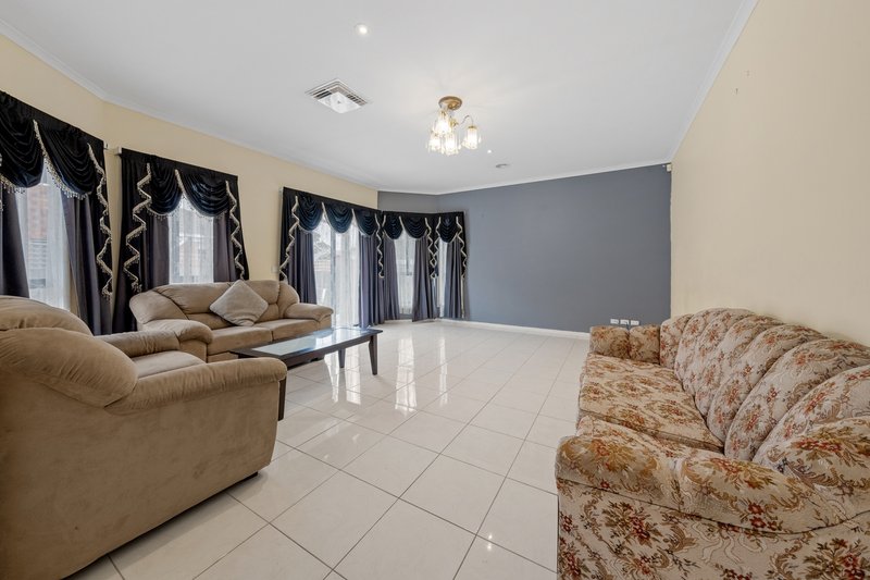 Photo - 26 Dandarriga Way, Delahey VIC 3037 - Image 11