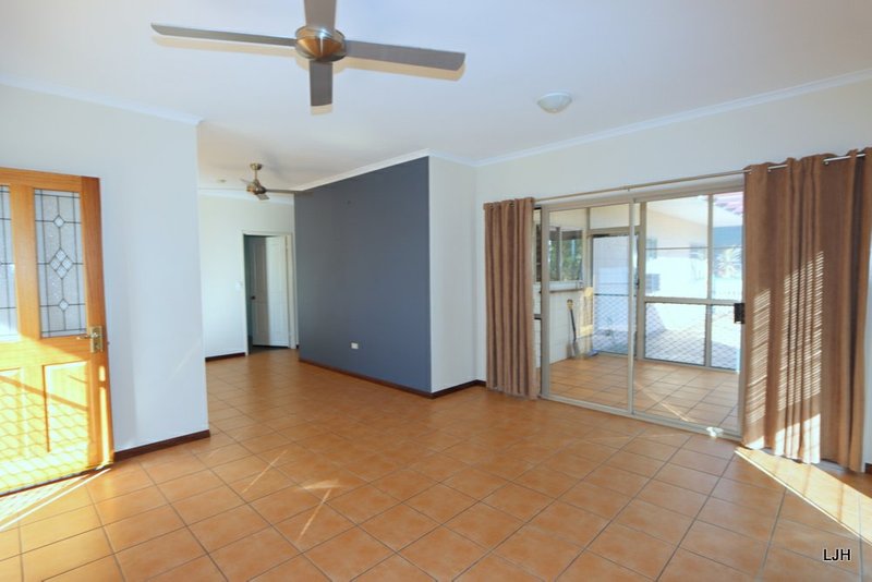 Photo - 26 Dawn Crescent, Emerald QLD 4720 - Image 2