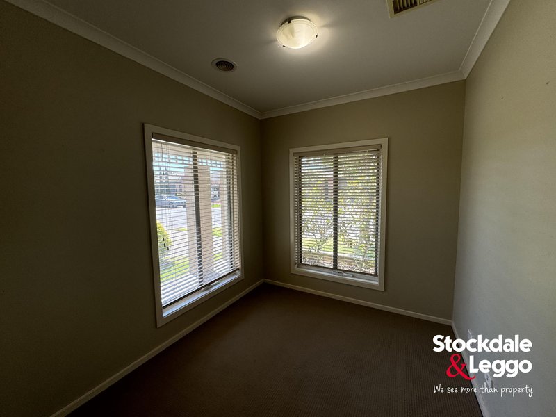 Photo - 26 Dempster Drive, Craigieburn VIC 3064 - Image 11